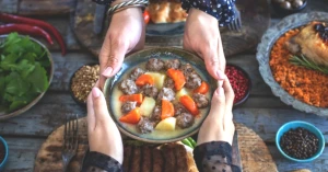 Ramazan'ın 20. Gününde İftar Sofranızı Şenlendirecek 5 Farklı Lezzet! Ekşili Köfte ve Revani Tarifiyle Tatlı Bir Deneyim!